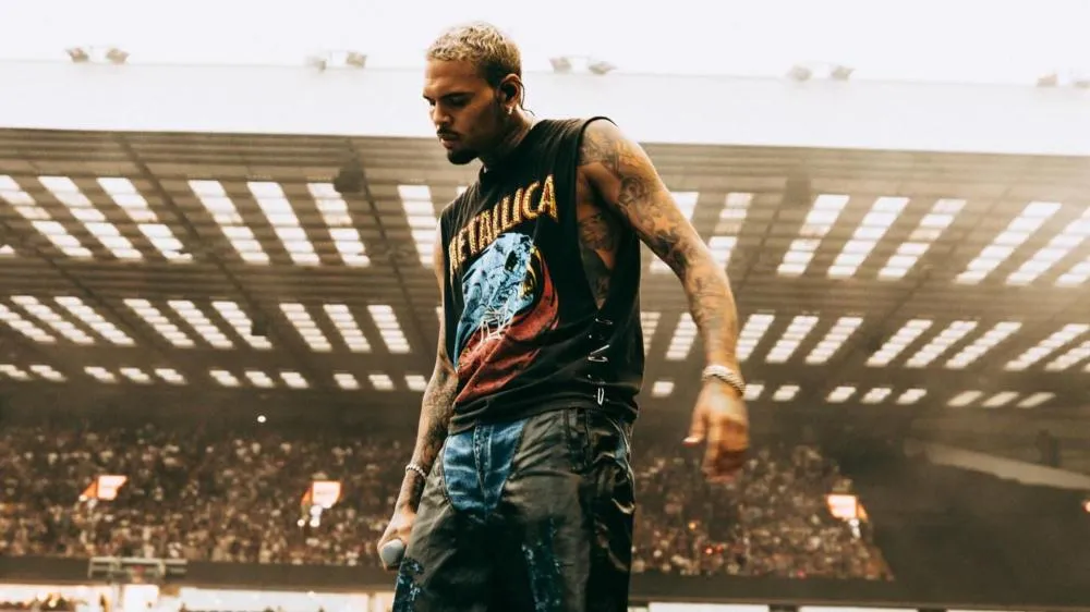 Chris Brown escapa da prisão imediata por agressão em boate de Londres; entenda