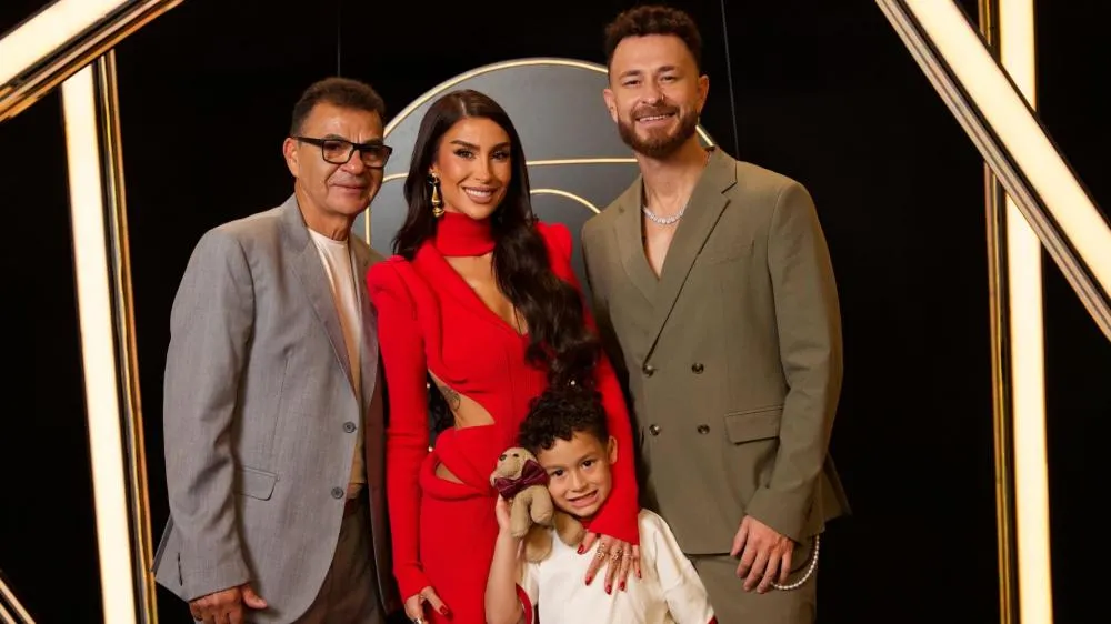 Bianca Andrade e Fred Bruno posam em família durante gravação de Natal da Globo