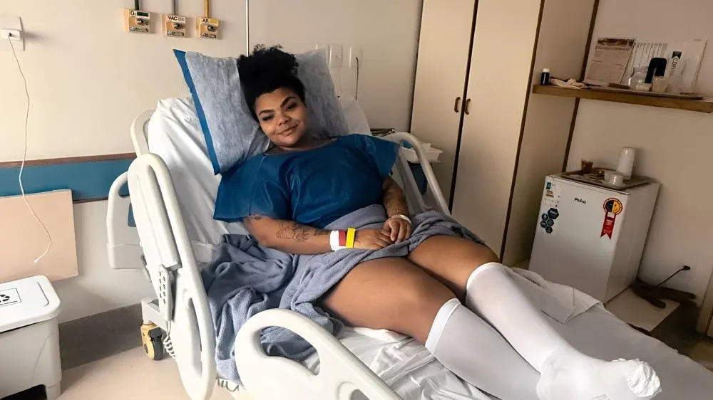 Após perder 48kg, Flora Cruz passa por cirurgias reparadoras e explica recuperação
