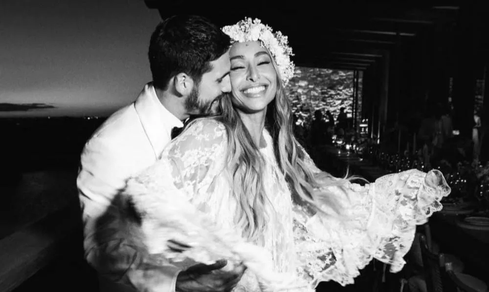 Sabrina Sato conta que manter seu relacionamento com Nicolas Prattes em segredo no começo ajudou o casal a dar certo