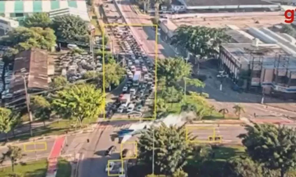 Avião de pequeno porte cai em avenida de São Paulo, acerta ônibus, deixa 2 mortos e outros feridos