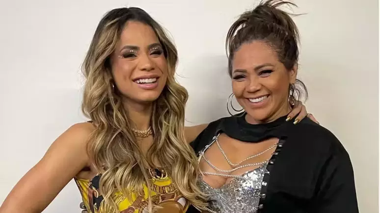 Abalada, mãe de Lexa, Darlin Ferrattry, abandona o Carnaval para apoiar a filha após tragédia