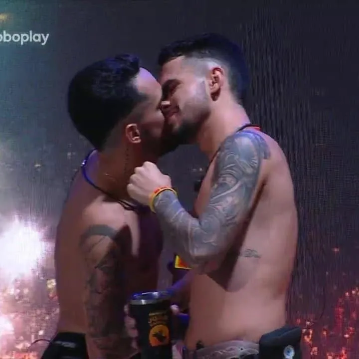 Gêmeos do BBB 25, protagonizam cena de carinho durante festa e momento gera estranheza na web
