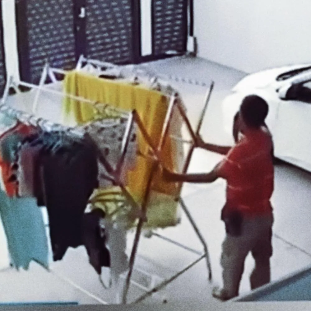 Homem invade casa da vizinha somente para tirar roupas do varal da chuva