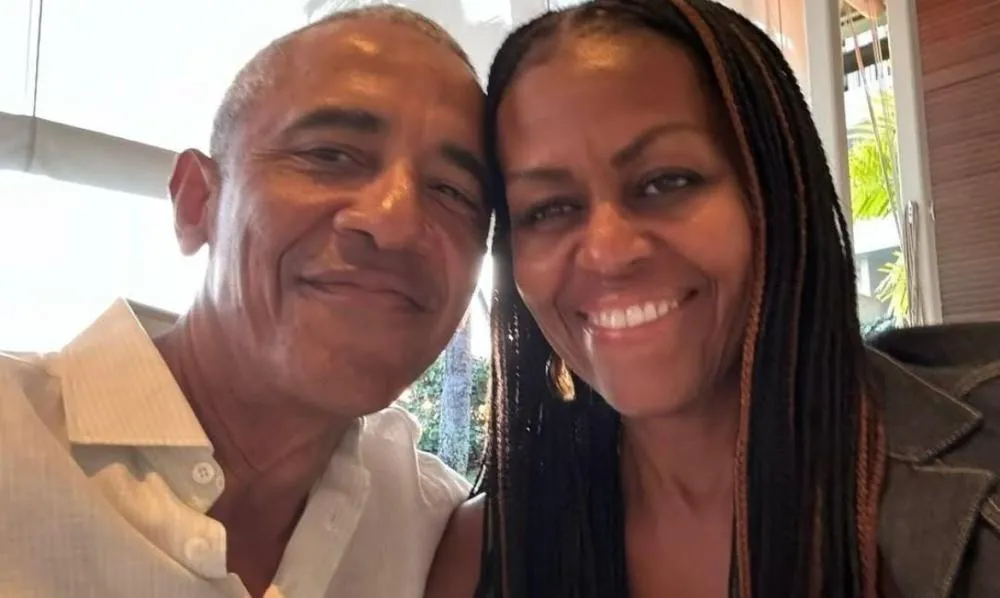 Após rumores de que traí Michelle com Jennifer Aniston, Barack Obama se declara à esposa em comemoração ao Valentine's Day