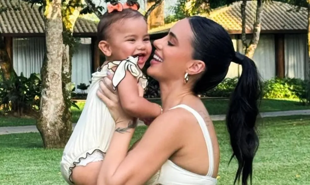 Grávida da 2ª menina, Bruna Biancardi exibe barriguinha já aparente ao posar de biquíni com Mavie; confira as fotos