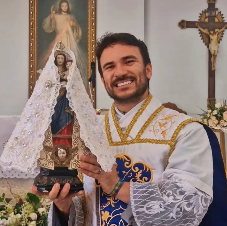 Padre Fabrício Rodrigues, famoso nas redes sociais, morre em acidente de moto