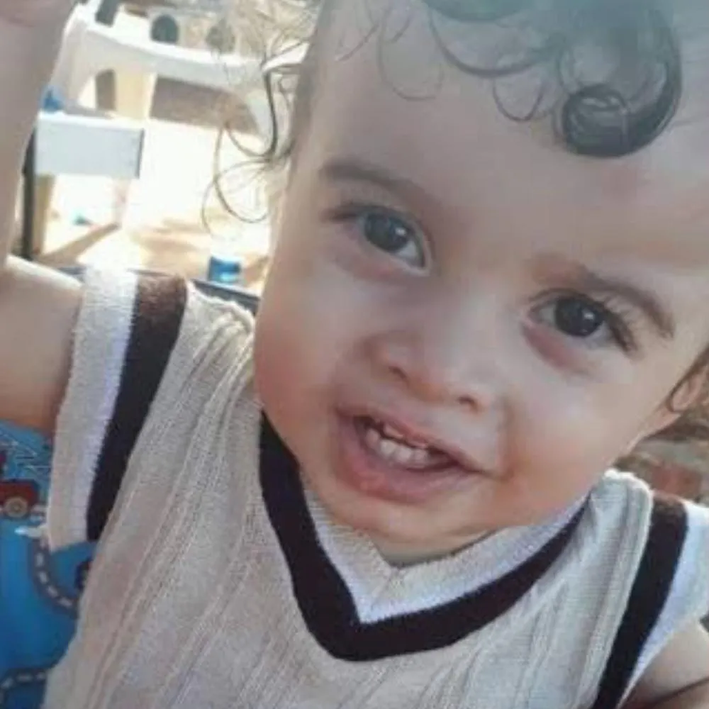 Homem deixa filhos pequenos sozinhos após ser preso por engano e um deles morre afogado