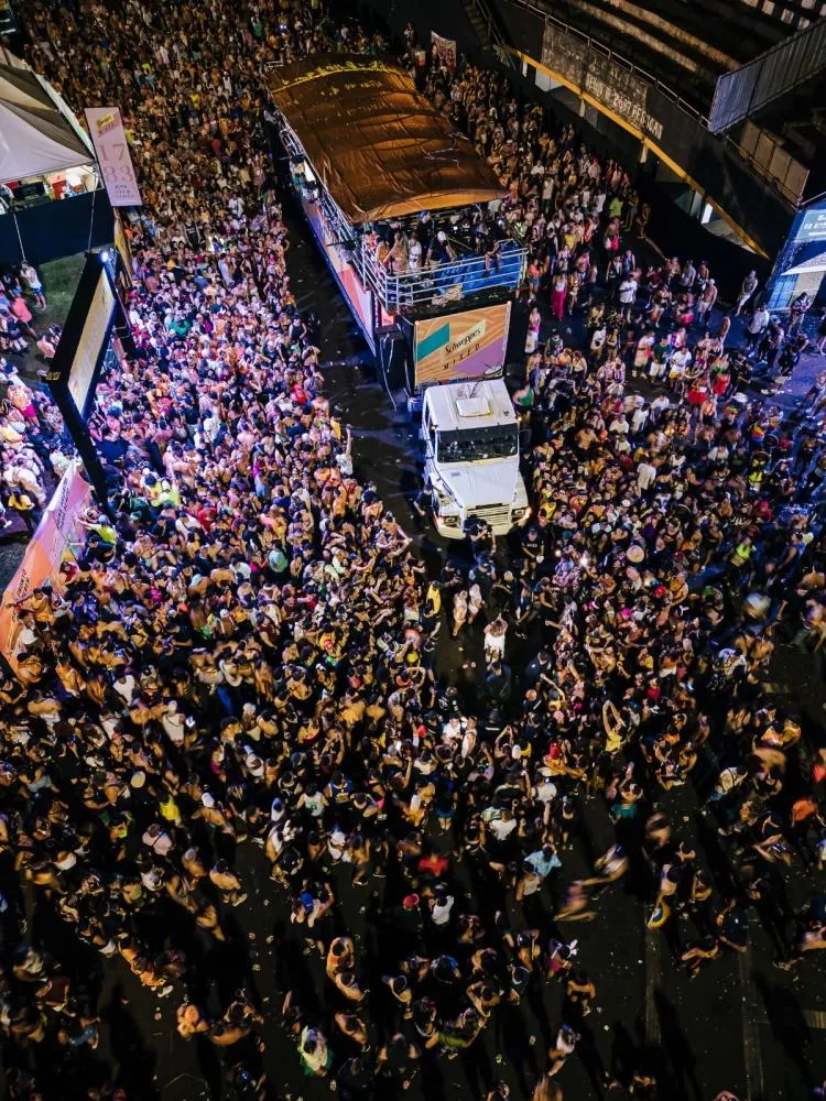 Bloco Califórnia reuniu 15 mil foliões em Ribeirão Preto/SP neste sábado, dia 22 de fevereiro