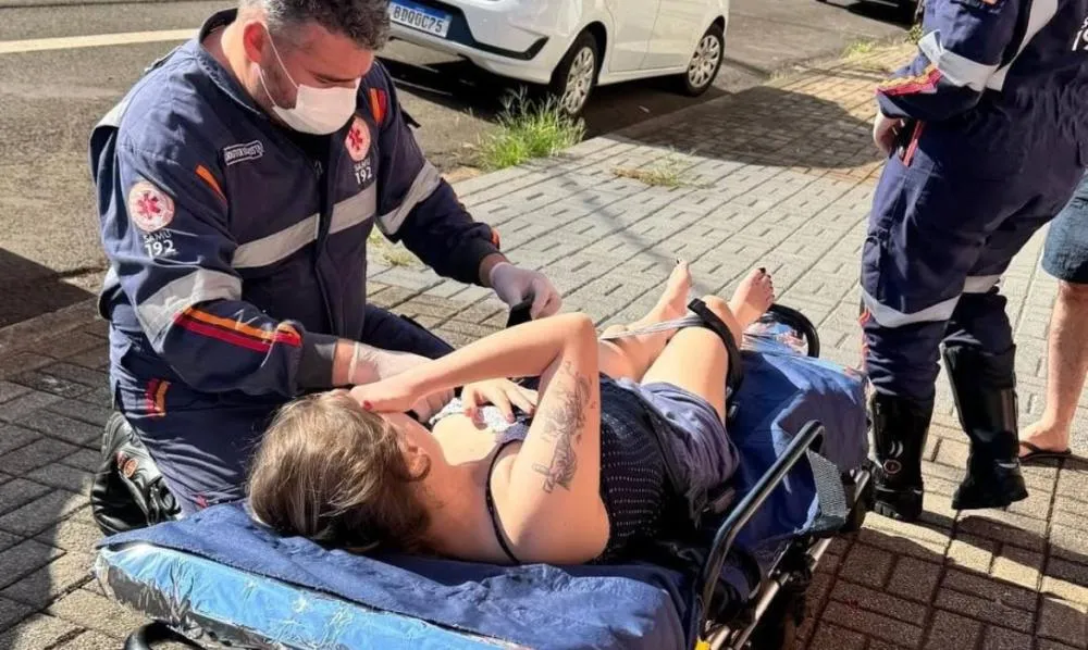 Isabel Veloso é atendida às pressas pelo SAMU na calçada; marido registra o momento