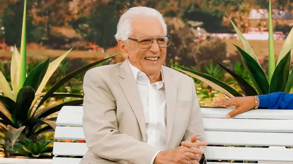 Carlos Alberto de Nóbrega é hospitalizado em unidade de terapia semi-intensiva