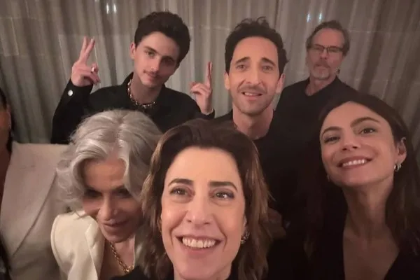 Fernanda Torres faz selfie com celebridades internacionais em jantar de indicados ao Oscar