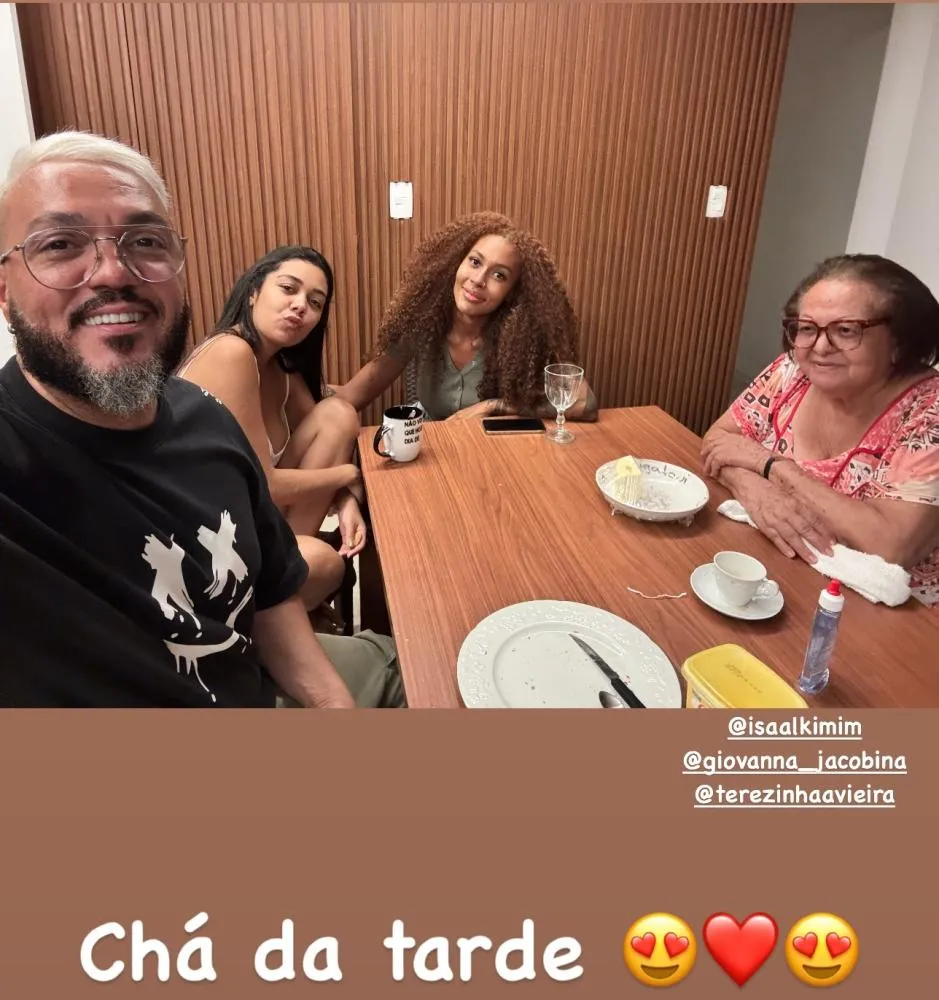 Belo e Giovanna aproveitam momento em família com 'chá da tarde'