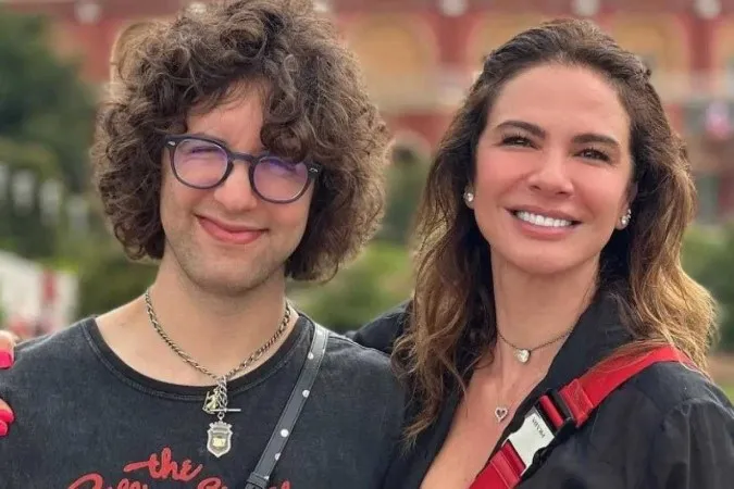 Luciana Gimenez recebe visita do filho Lucas Jagger no trabalho e se declara
