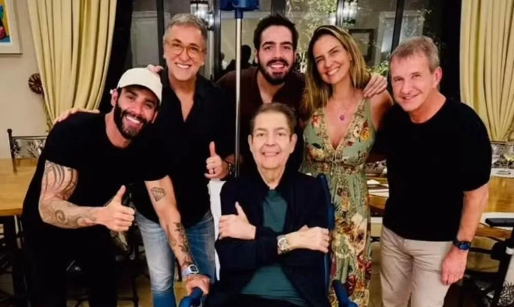 Faustão e Gusttavo Lima se juntam para uma noite de pizza e vinho