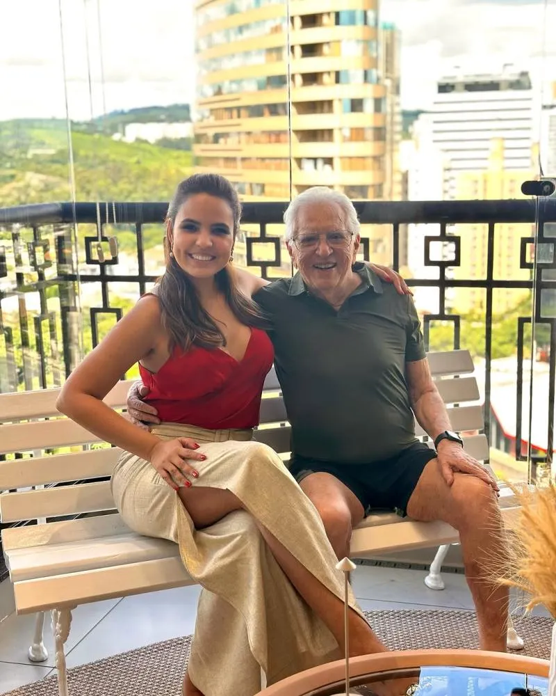 Esposa de Carlos Alberto de Nóbrega tranquiliza fãs e atualiza estado de saúde do humorista: 'Ele está ótimo'