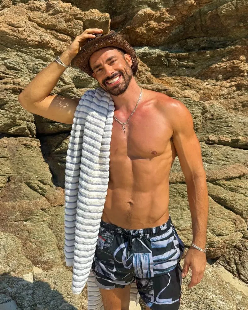 Cauã Reymond aproveita sexta de sol na praia e provoca: “Tá calor aí?”