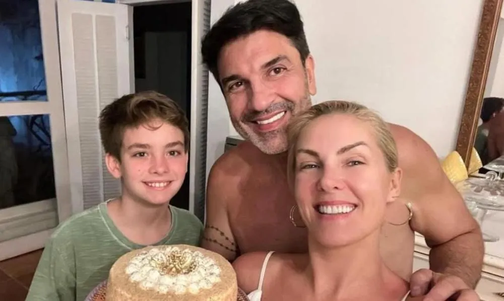 Acompanhada apenas de Edu Guedes e seu filho, Ana Hickmann celebra seus 44 anos