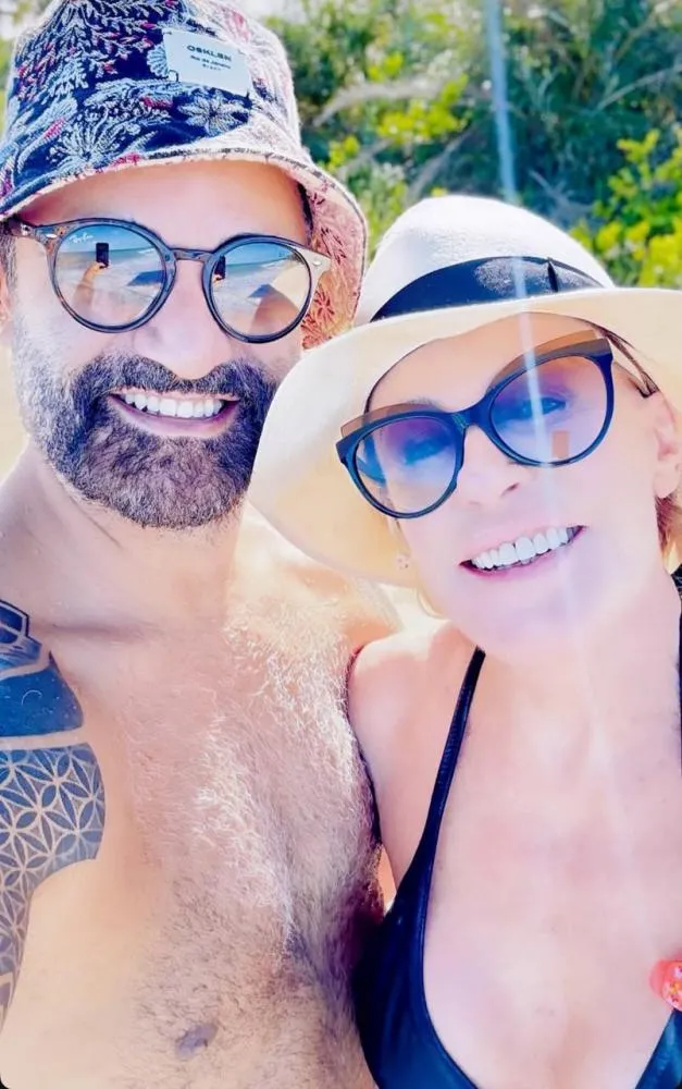 Ana Maria troca a folia pelo mar e curte Carnaval em praia paradisíaca