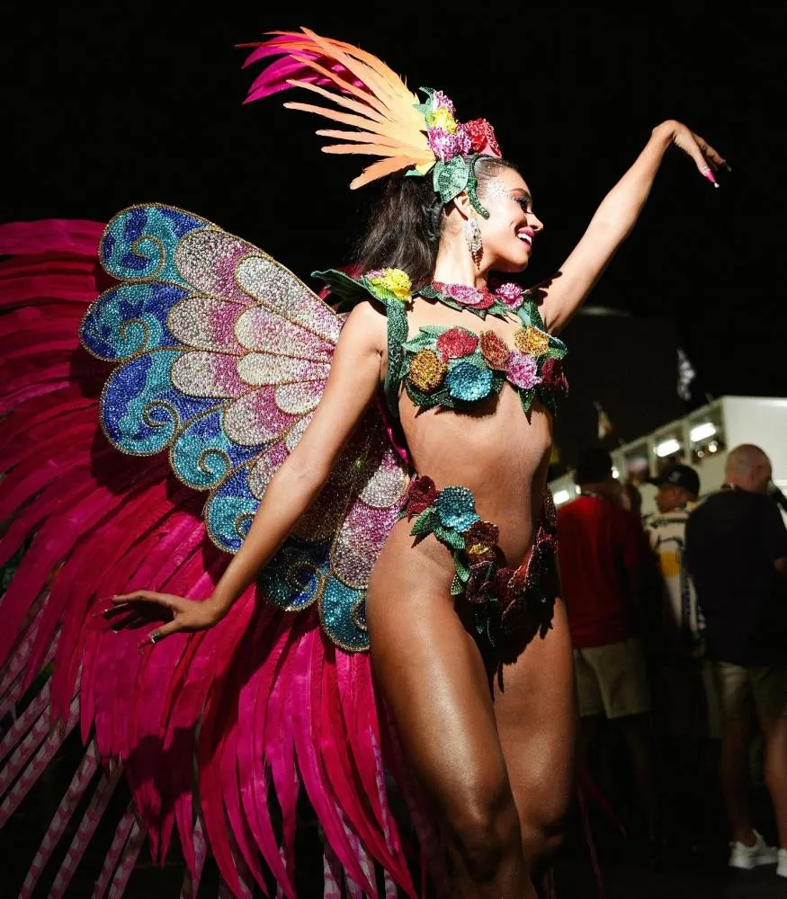 Alane Dias brilha na Grande Rio, mas sai do desfile com bumbum ferido