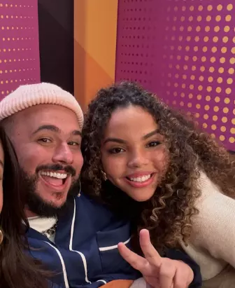 Pitel e Ed Gama fazem piada com Alane Dias na Sapucaí