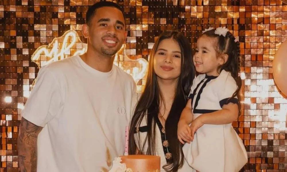 Esposa de Gabriel Jesus coloca pra jogo o barrigão de sua 2ª gestação; veja