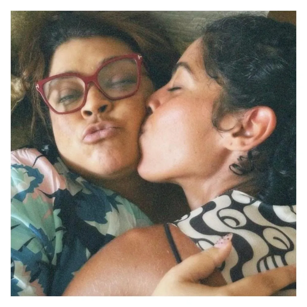 Bela Gil aparece agarradinha com Preta Gil em novo clique: “Coladinha na minha irmã”