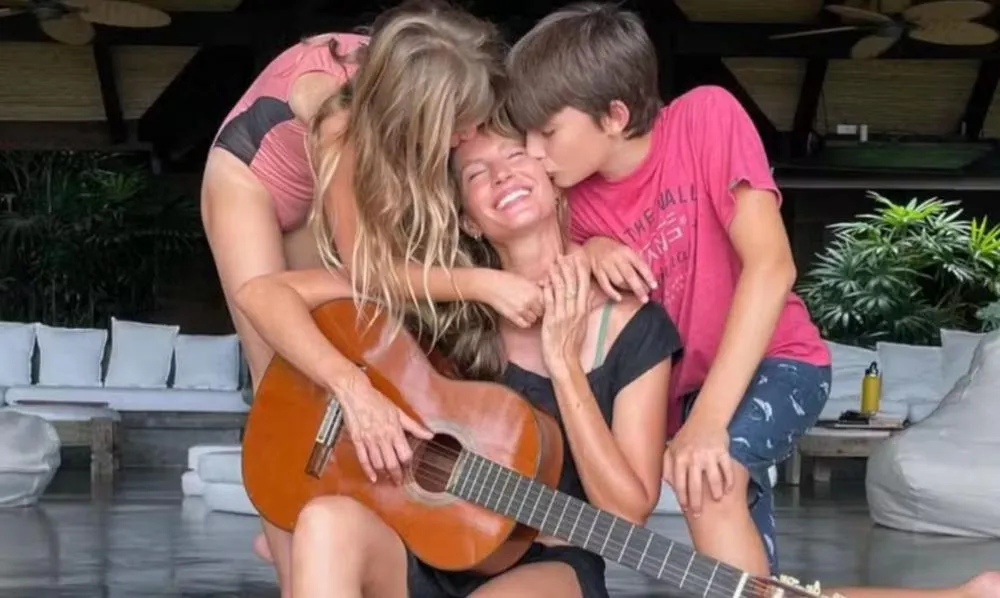 Gisele Bündchen 'chora de emoção ao ver os três filhos juntos' após dar a luz, segundo revista