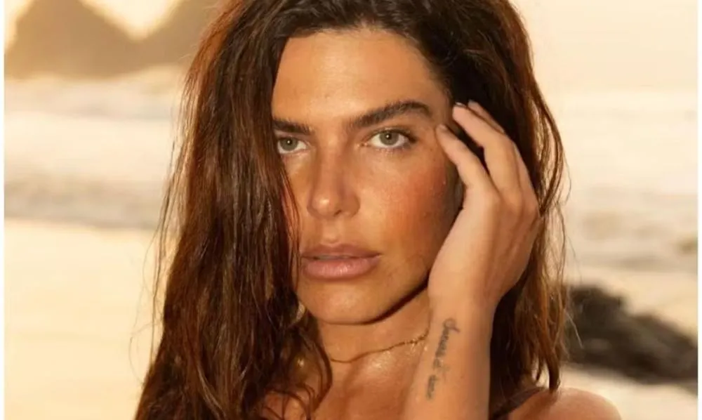“Não queria estar em outra pele”, diz Mariana Goldfarb sobre sua relação com o próprio corpo aos 34 anos