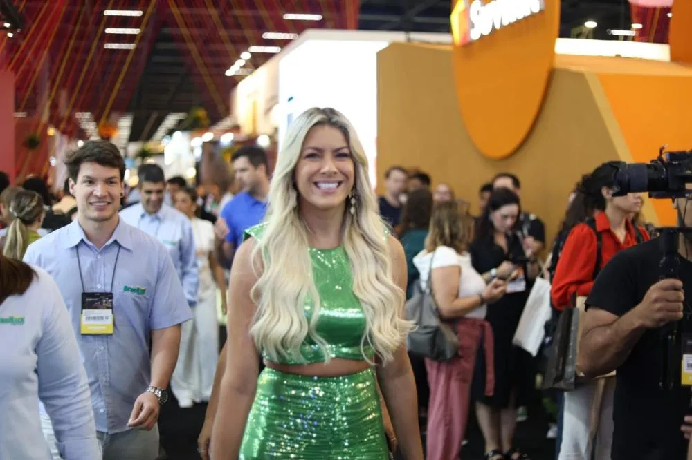 Rainha dos pintores? Renata Fan causa alvoroço em feira em São Paulo