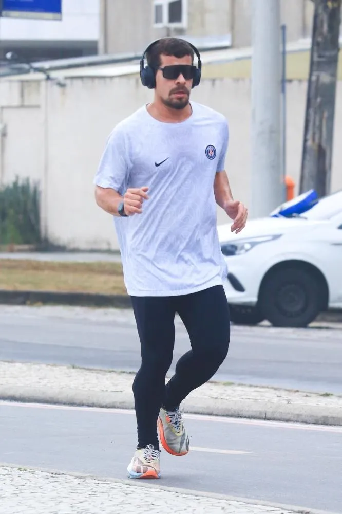 Ator Thiago Martins é visto correndo na Barra da Tijuca, no Rio de Janeiro