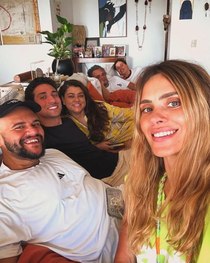Carolina Dieckmann compartilha foto com Preta Gil e amigos após alta médica da cantora