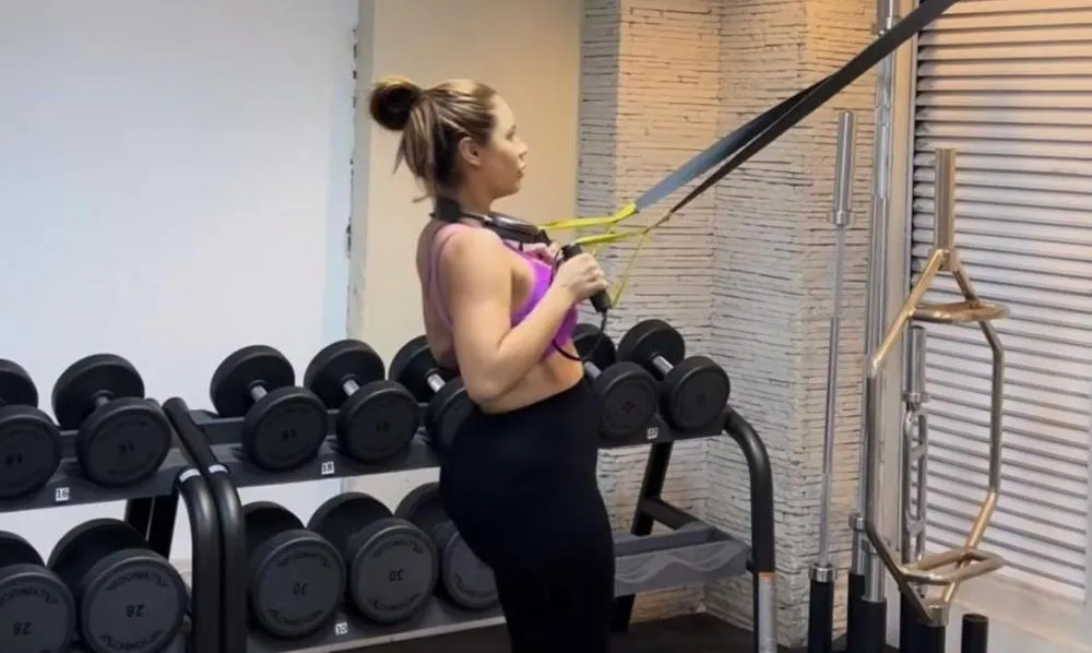 Após um período longe da rotina, Lexa retoma os treinos e faz fisioterapia pélvica