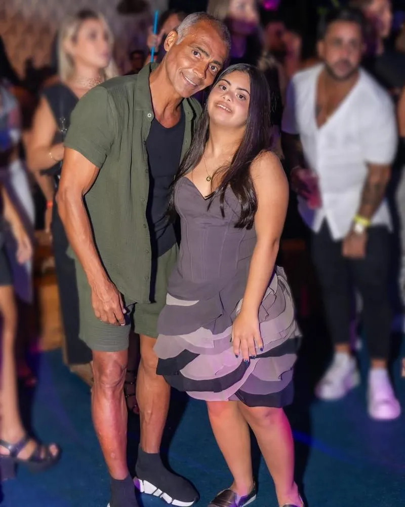 Ivy Faria, filha de Romário, comemora o primeiro dia de aula na faculdade