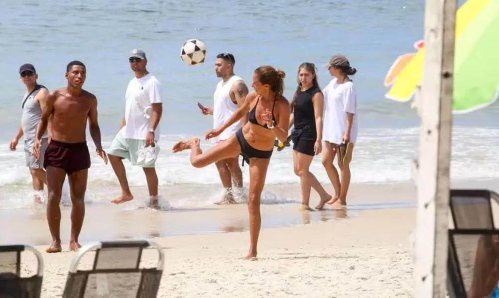Andrea Beltrão aproveita dia de sol para praticar altinha em praia carioca