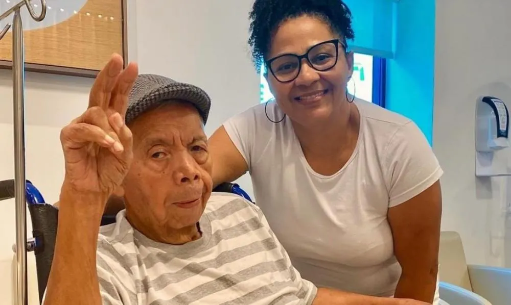 Ex-assistente de Silvio Santos atualiza seu estado de saúde em foto publicada pela esposa