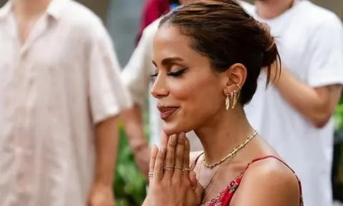 Anitta reúne amigos e comemora aniversário com celebração hindu