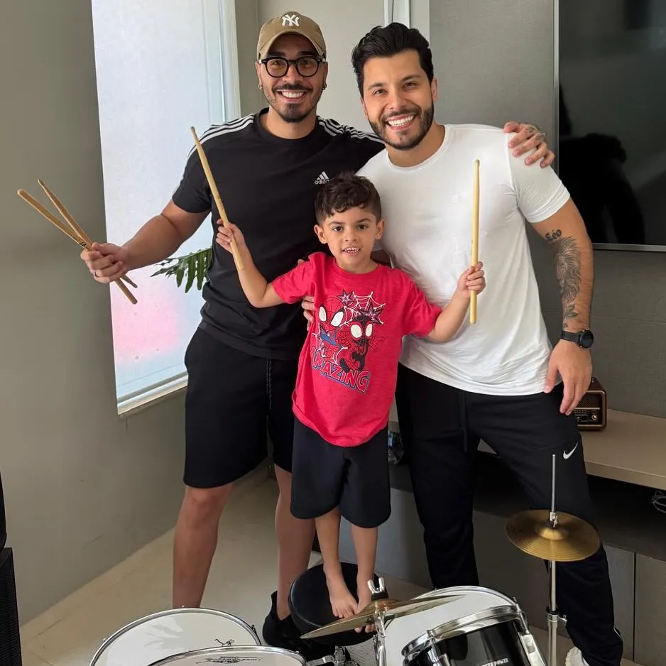 Léo, filho de Marília Mendonça, encanta ao tocar música da mãe na bateria