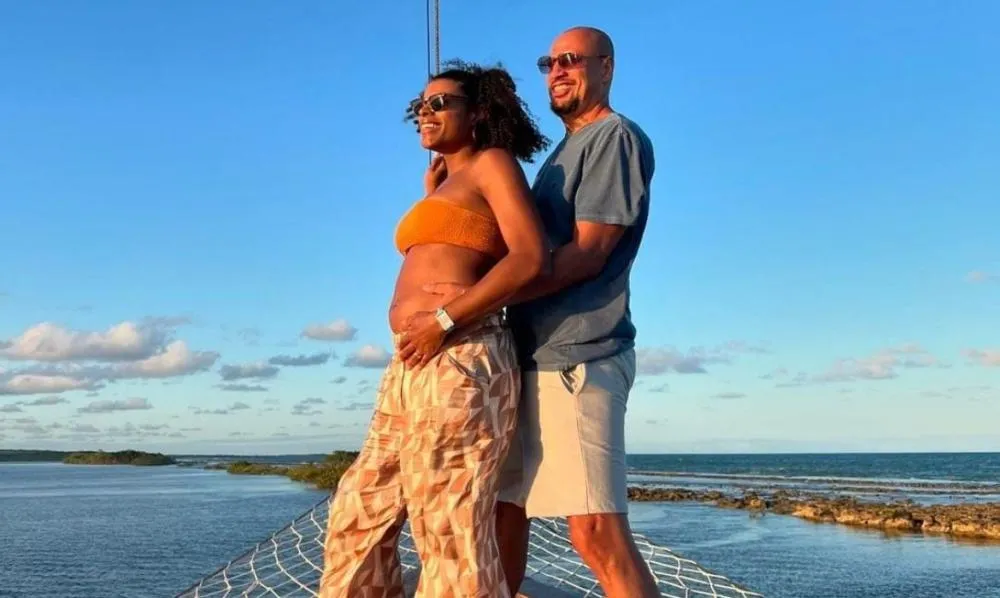 Campeã Olímpica de vôlei, Fernanda Garay, compartilha novos cliques da gravidez e se declara: "Eu, ela e um pôr do sol inesquecível"