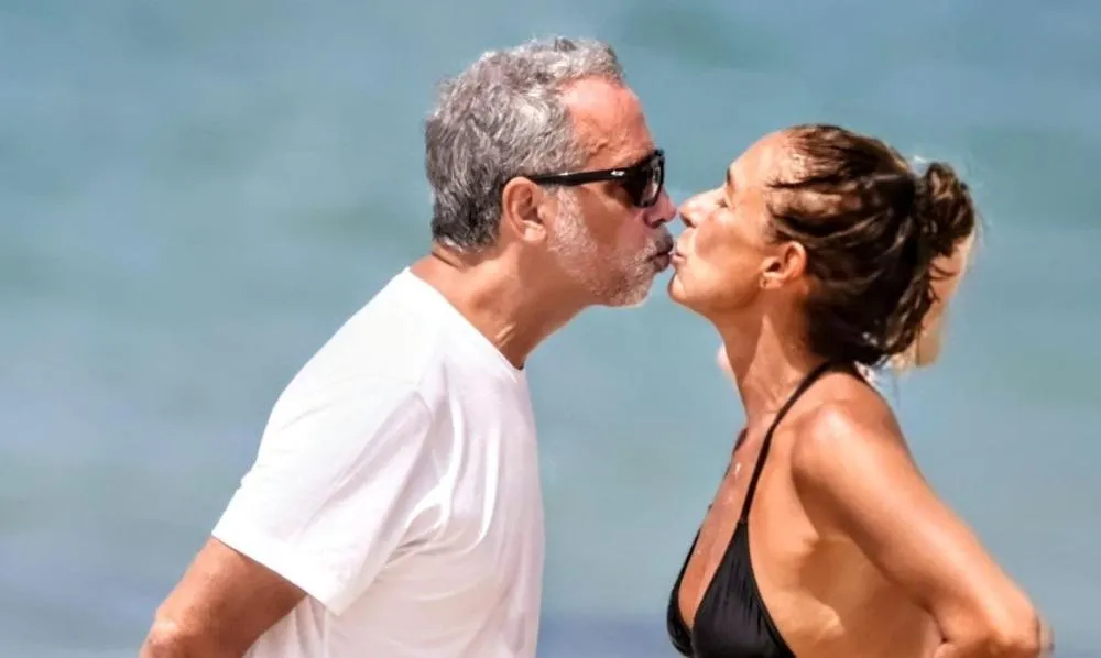 Praiana de carteirinha, Andrea Beltrão aproveita dia de sol em Copacabana ao lado do marido