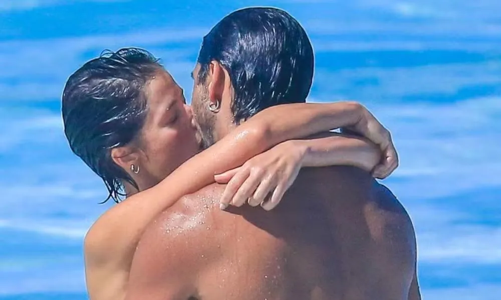 Clima esquentou! Agatha Moreira e Rodrigo Simas são flagrados aos beijos em praia carioca