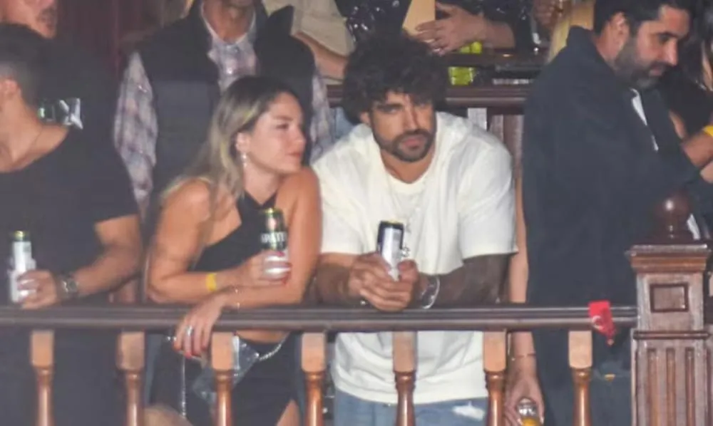 Caio Castro é visto em conversas íntimas ao pé do ouvido com loira misteriosa durante show de Lucas Lucco