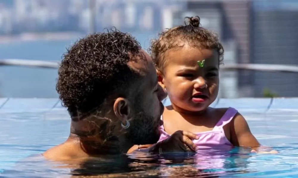 Sem preocupações, Neymar curte dia de folga na piscina com Mavie; veja