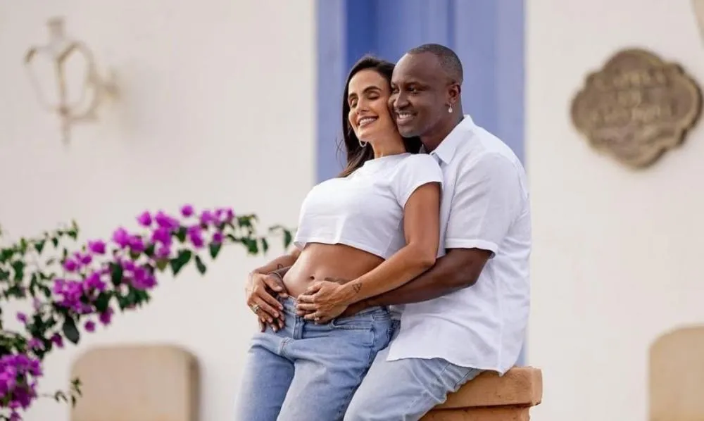 Thiaguinho e Carol Peixinho anunciam que estão à espera de seu 1°filho