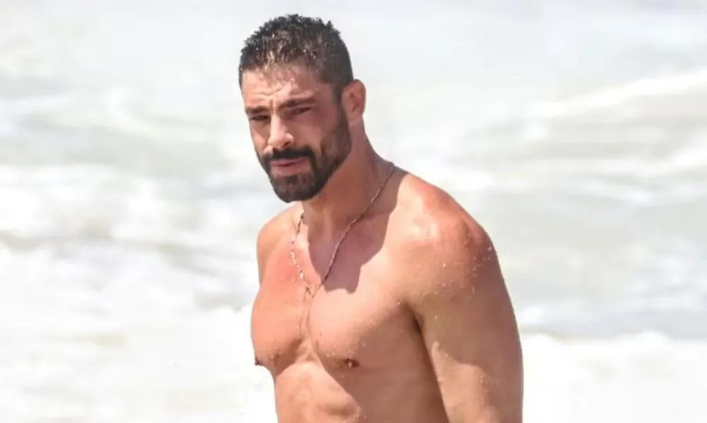 Após estreia de 'Vale Tudo', Cauã Reymond aproveita dia de praia no Rio de Janeiro