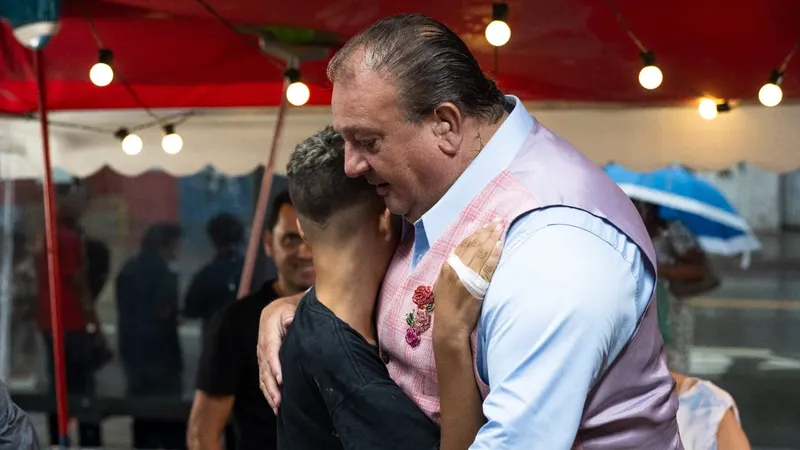 Jacquin 'apadrinha' menino abandonado pela mãe e o ajuda a realizar sonho