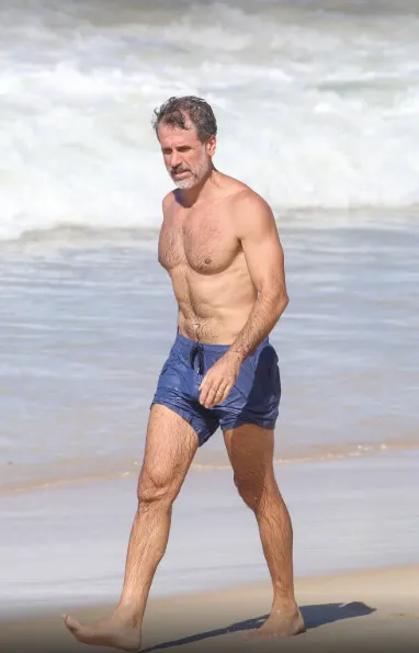 Ator Eriberto Leão é visto na praia e impressiona por boa forma