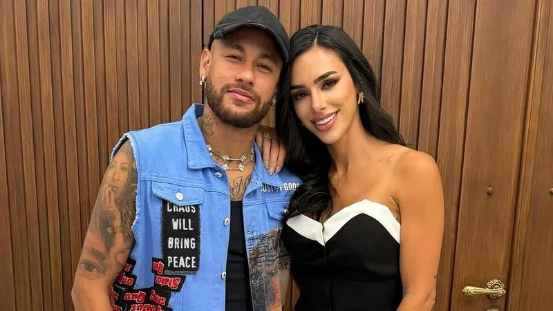 Neymar e Bruna Biancardi aparecem usando anel de compromisso e internautas apontam casamento