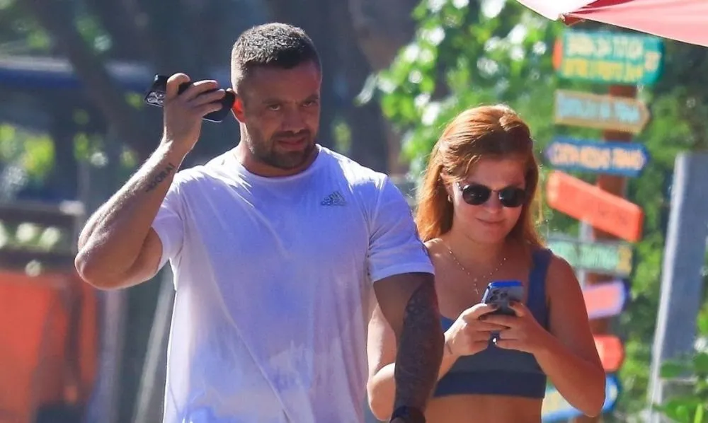 Rafael Cardoso é visto passeando com a namorada na Barra da Tijuca