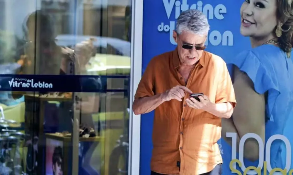 Chico Buarque é visto antes de realizar tratamento estético no Rio de Janeiro; veja